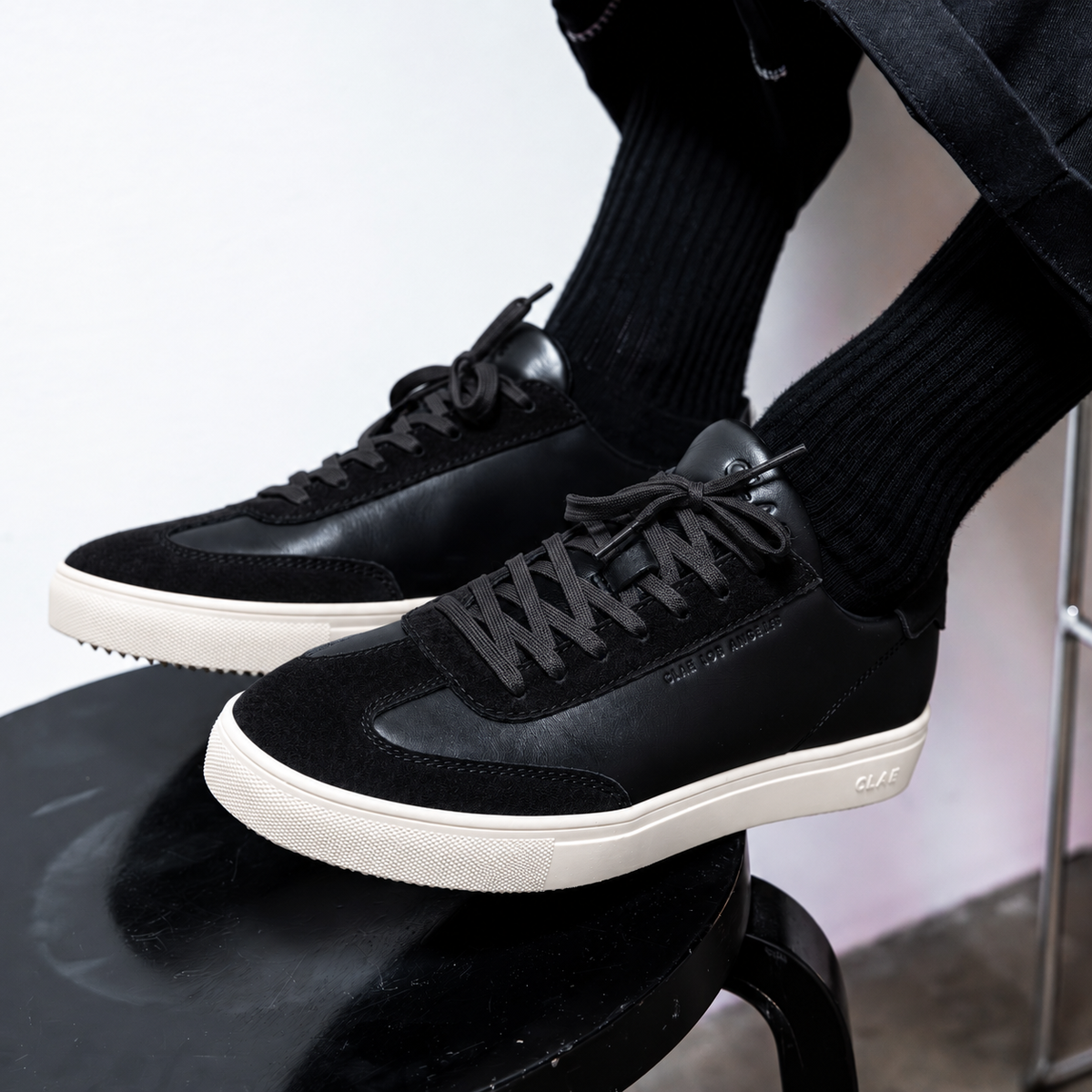 DEANE Black Off-White — lifestyle
